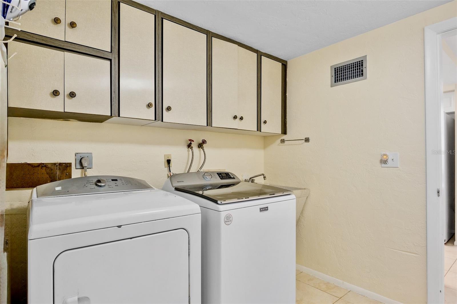 VILLAGE GREEN FOREST LAKE 14 - Residential