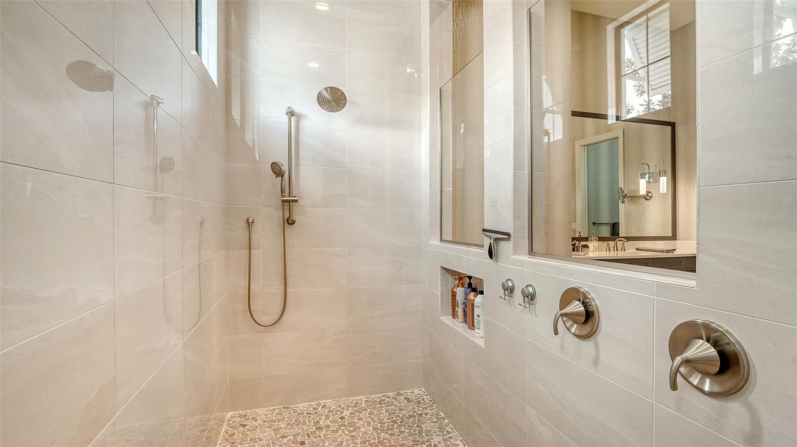 ESPLANADE PH IV - Residential Lease