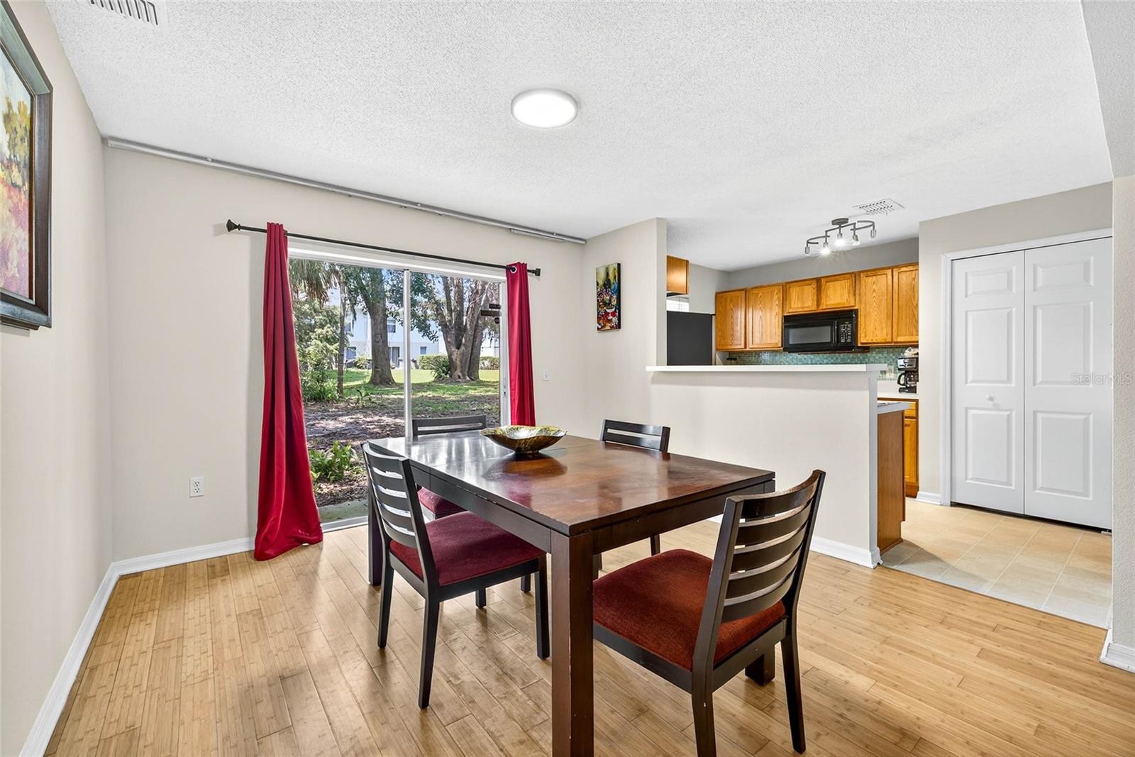 ASHBURN SQUARE TOWNHOMES - Residential