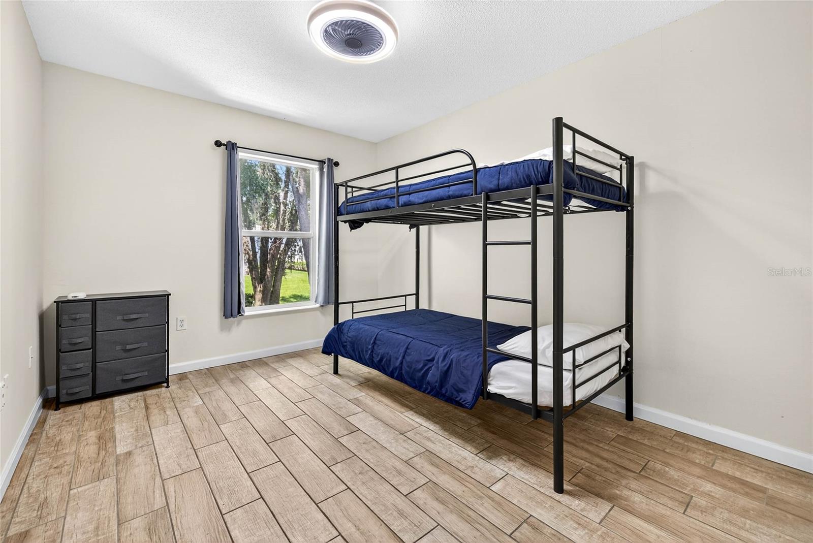 ASHBURN SQUARE TOWNHOMES - Residential