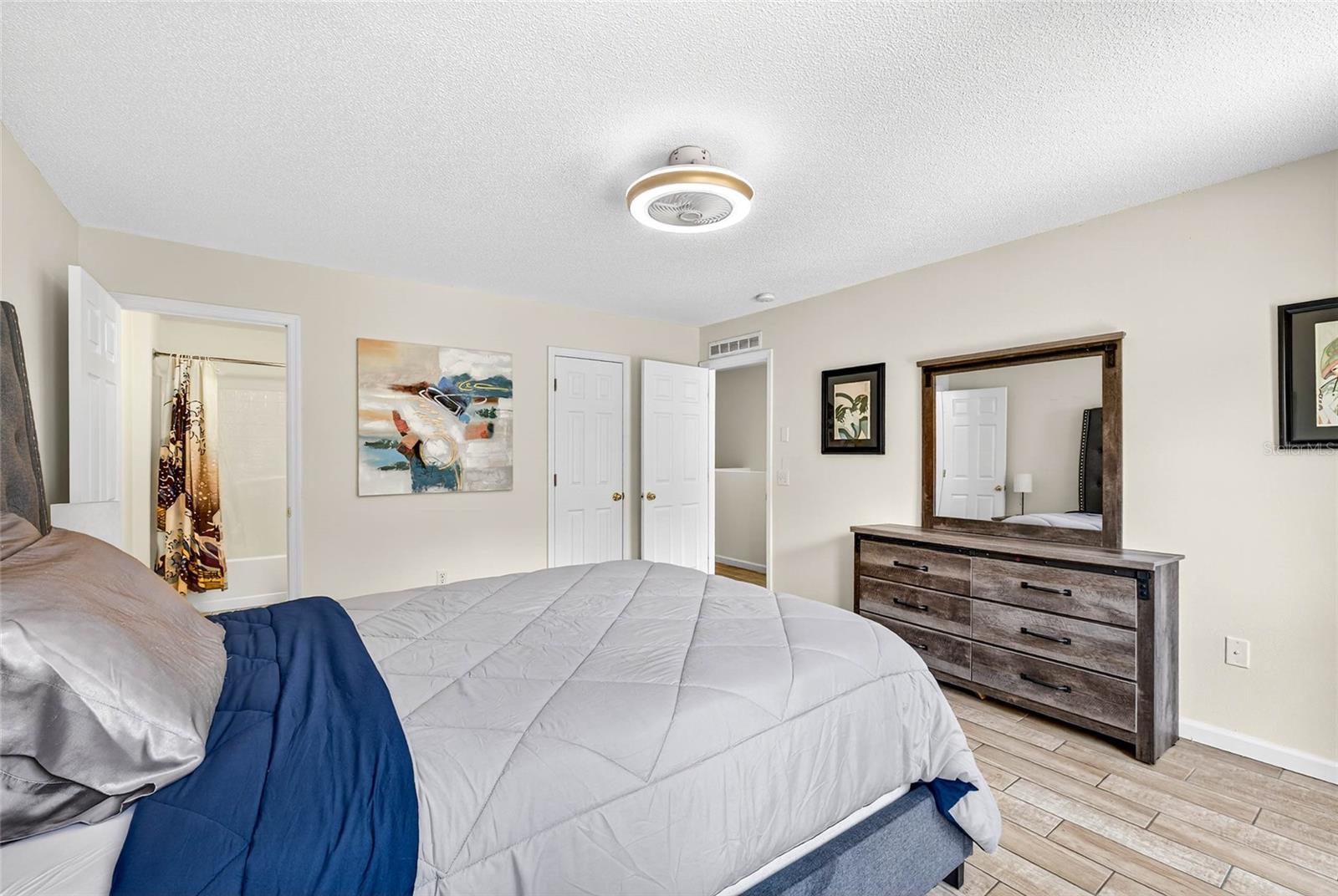 ASHBURN SQUARE TOWNHOMES - Residential