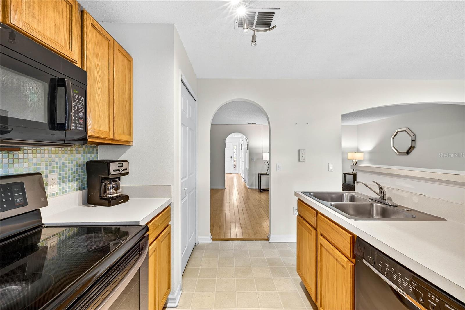 ASHBURN SQUARE TOWNHOMES - Residential