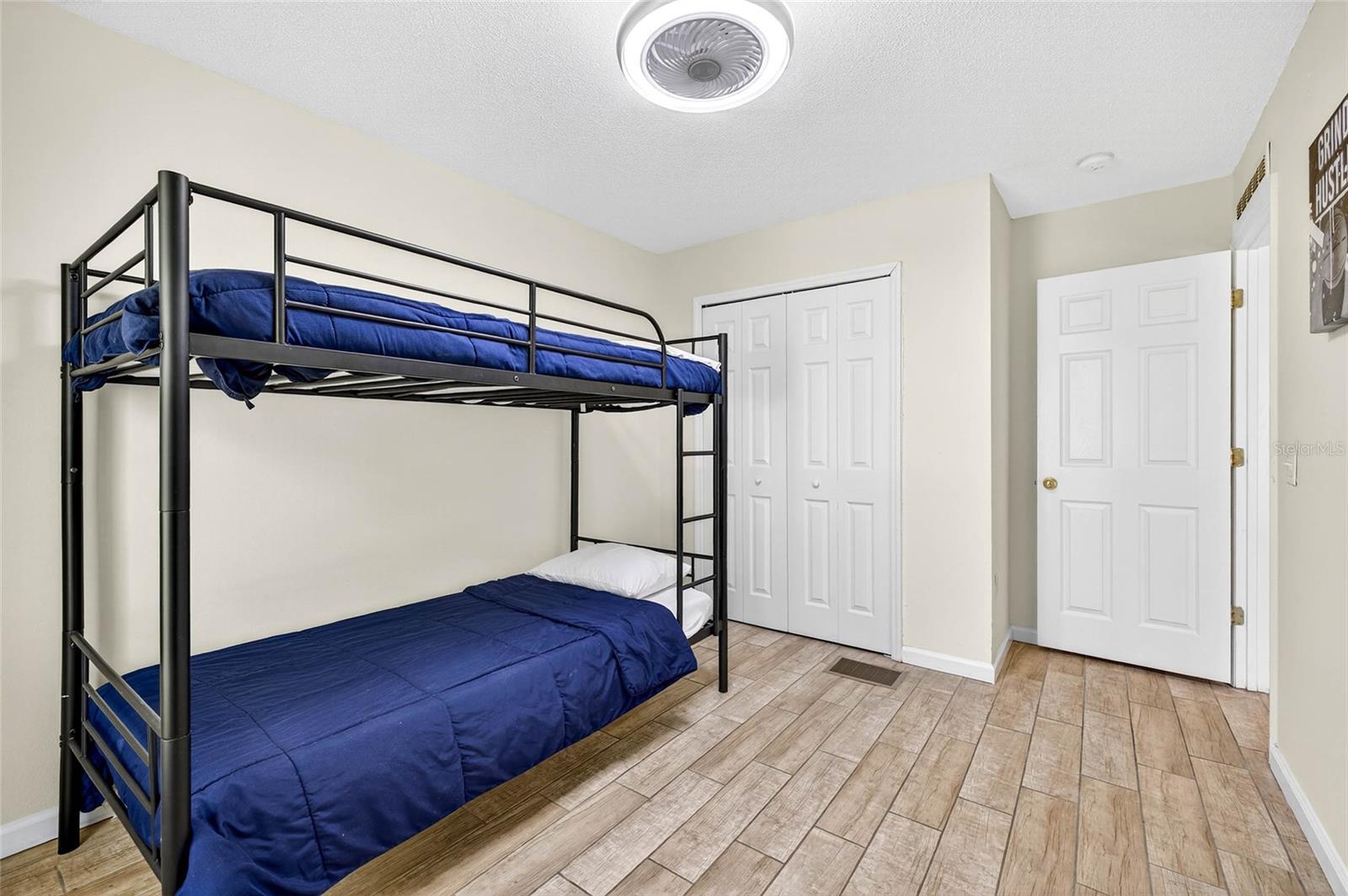 ASHBURN SQUARE TOWNHOMES - Residential