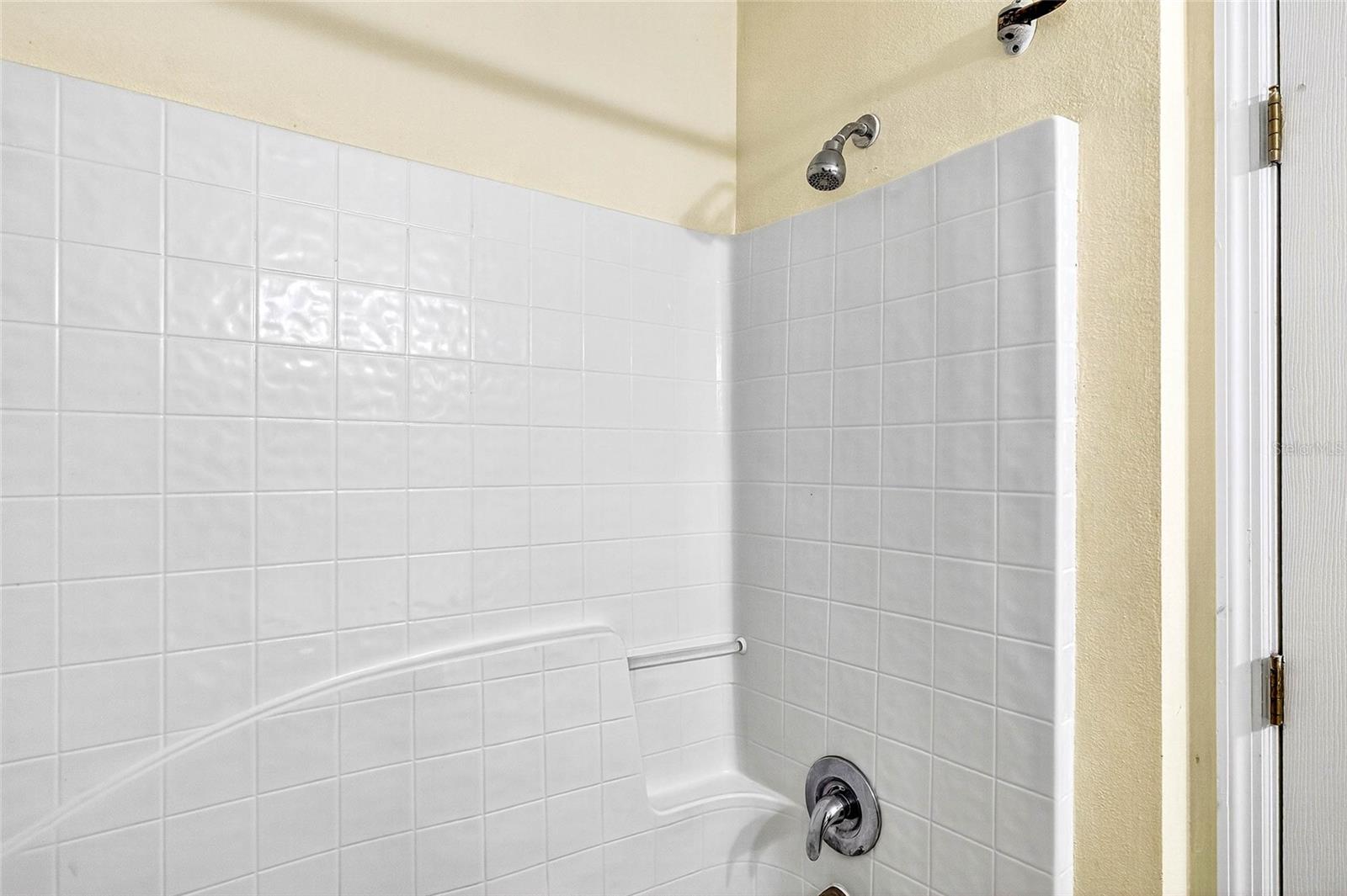 ASHBURN SQUARE TOWNHOMES - Residential