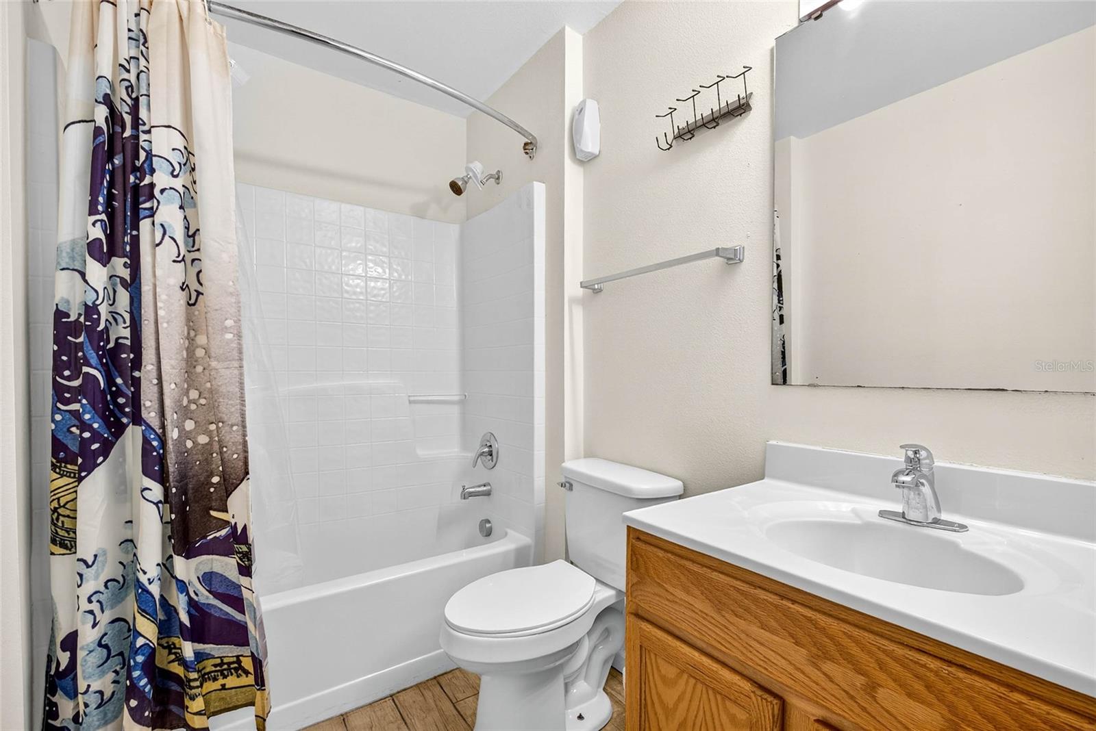 ASHBURN SQUARE TOWNHOMES - Residential