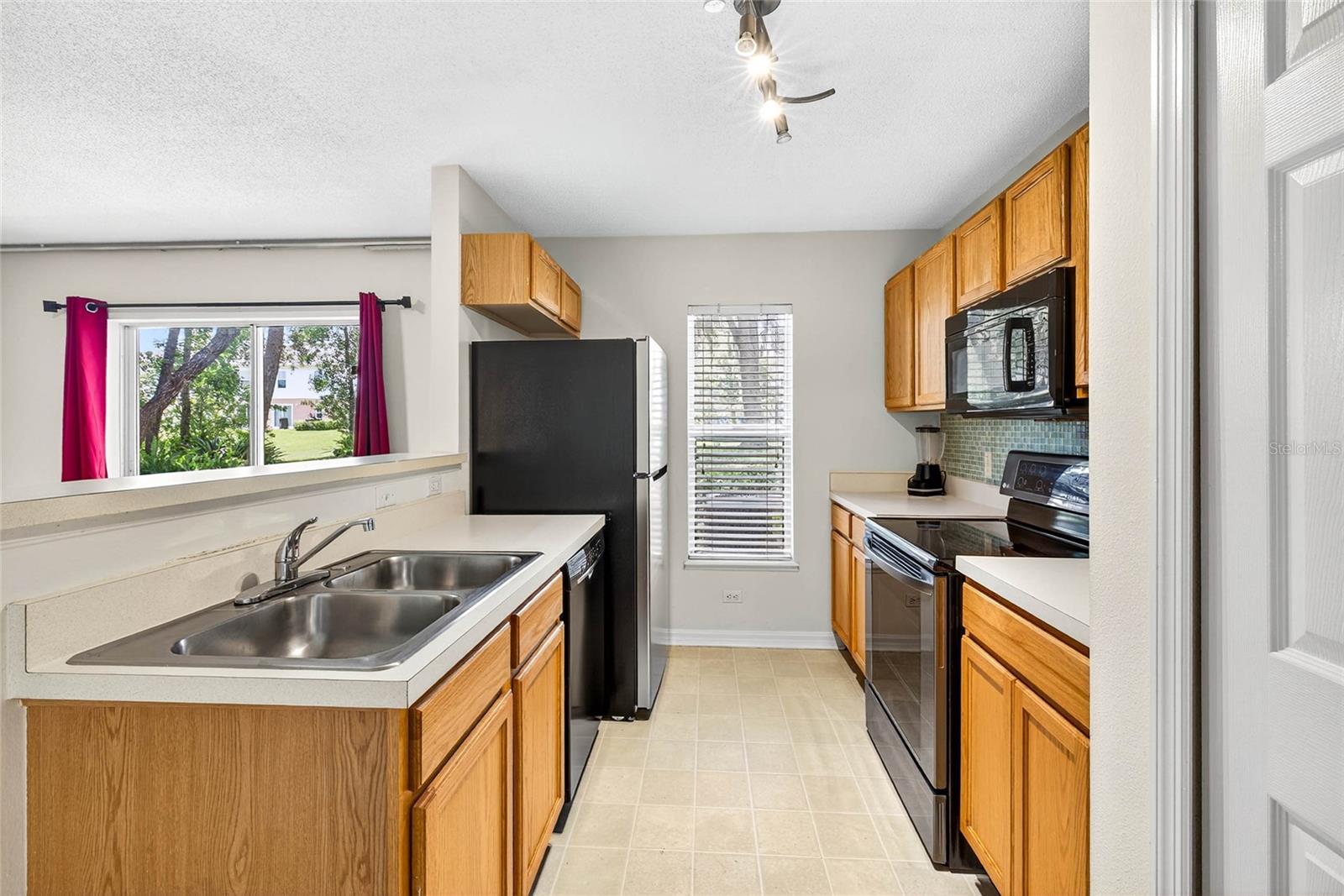 ASHBURN SQUARE TOWNHOMES - Residential
