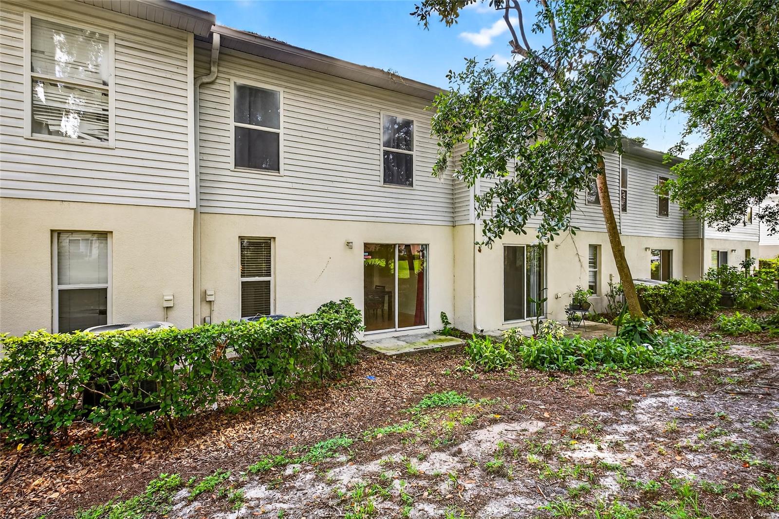 ASHBURN SQUARE TOWNHOMES - Residential