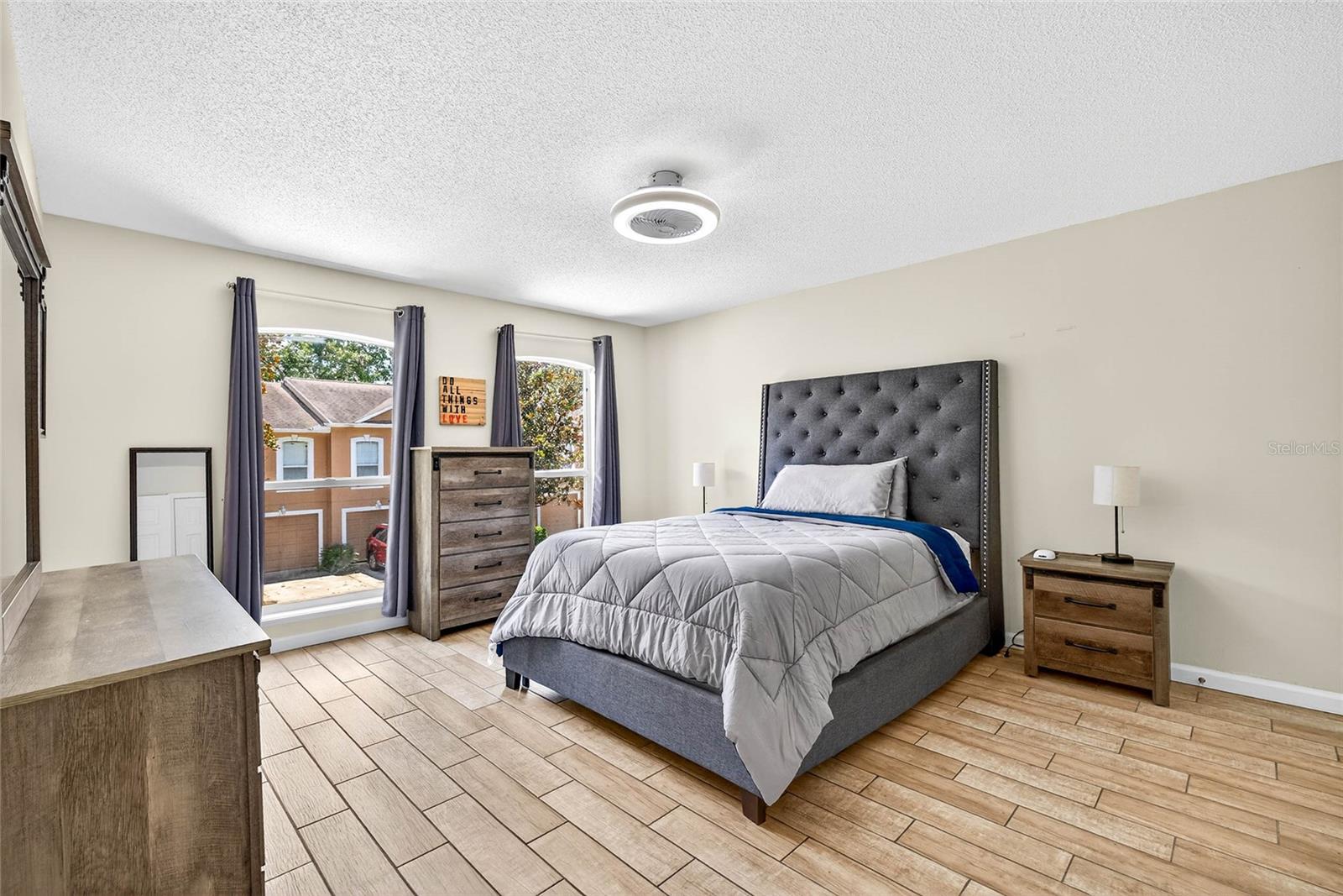 ASHBURN SQUARE TOWNHOMES - Residential