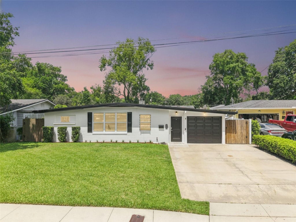 Photo of 526 N Hampton Avenue, Orlando, FL 32803 (MLS # O6422085)