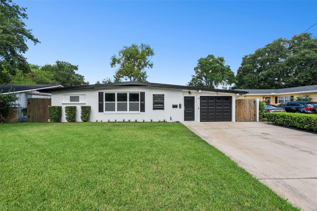 Photo of 526 N Hampton Avenue, Orlando, FL 32803 (MLS # O6422085)