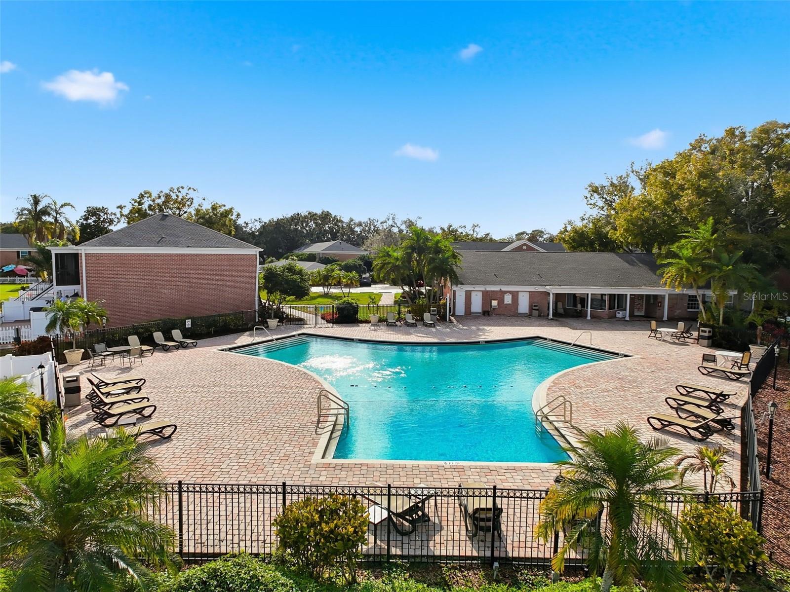 WHISPERING OAKS - Residential