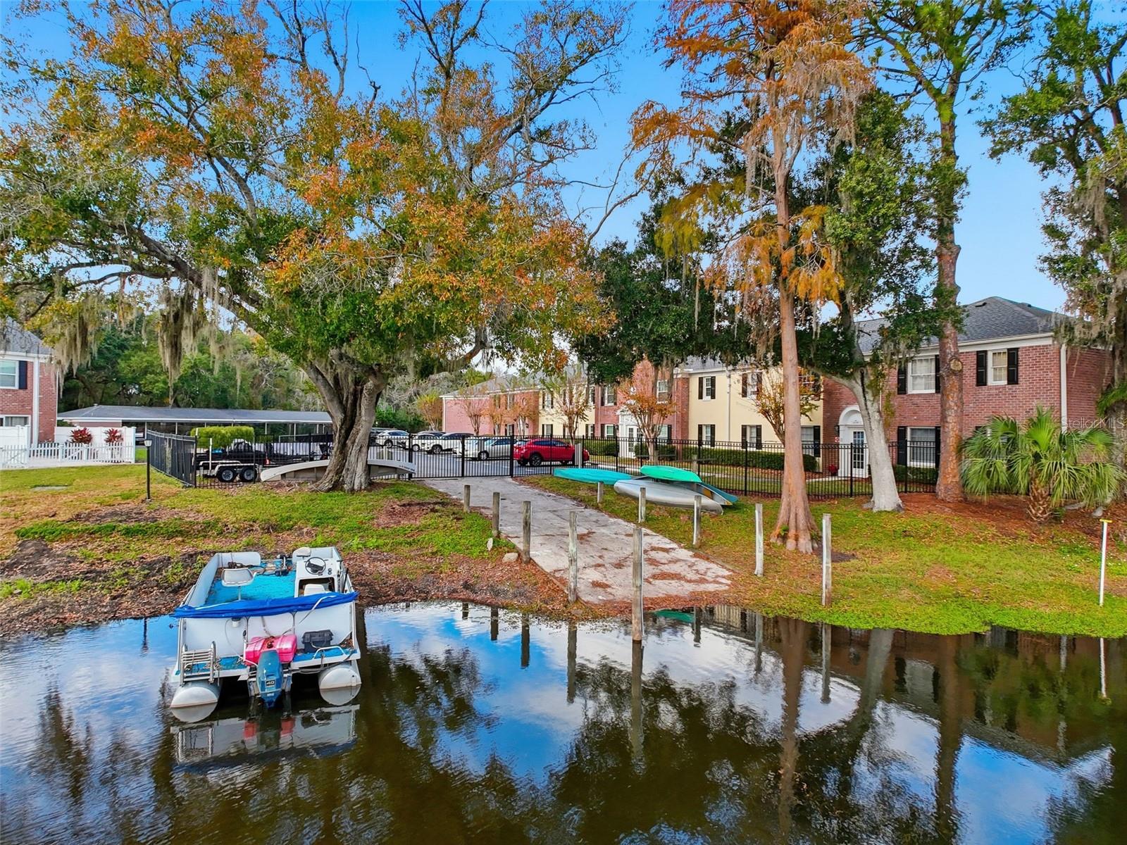 WHISPERING OAKS - Residential