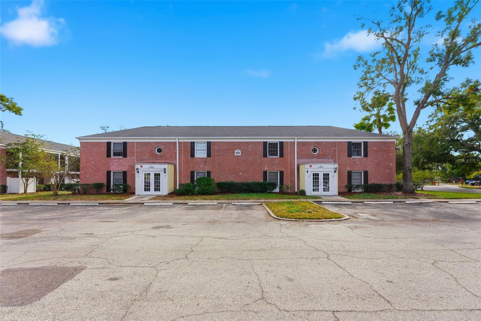 WHISPERING OAKS - Residential