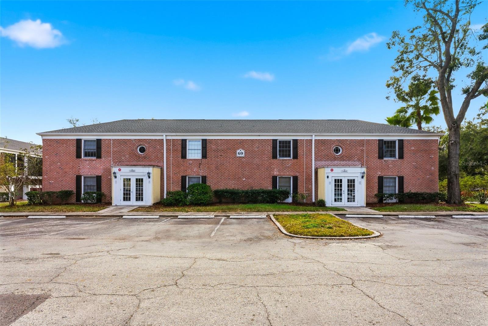 WHISPERING OAKS - Residential