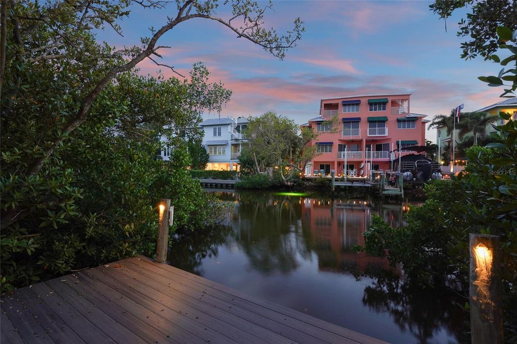 Photo of 430 Island Circle, Sarasota, FL 34242 (MLS # A4660296)