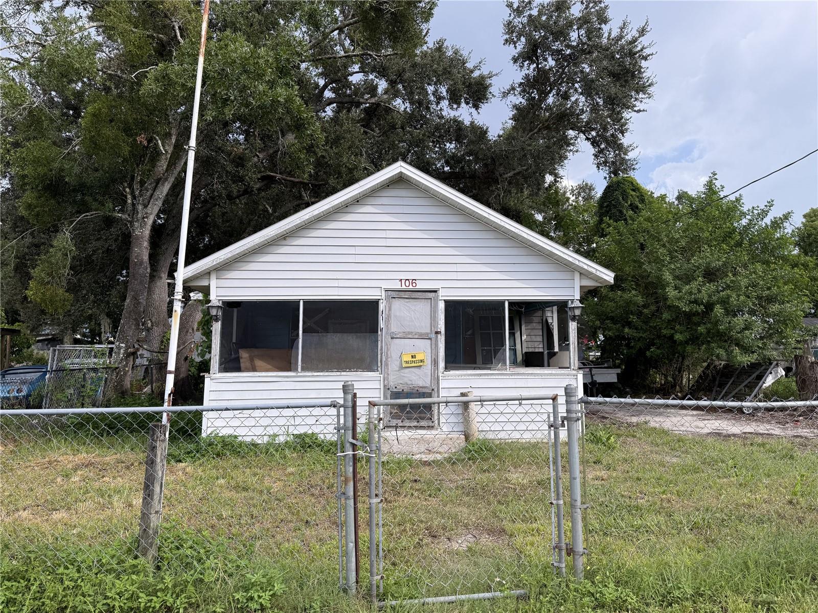 Eloise 3BR/2BA single-family home with strong flip or rental potential. Spacious lot offers room for improvements or expansion. Prime location near schools, shopping, and highways—perfect for cash flow, short-term rental, or value-add resale.