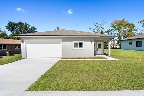 Photo of 820 E Desoto St, Clermont, FL 34711 (MLS # O6332757)