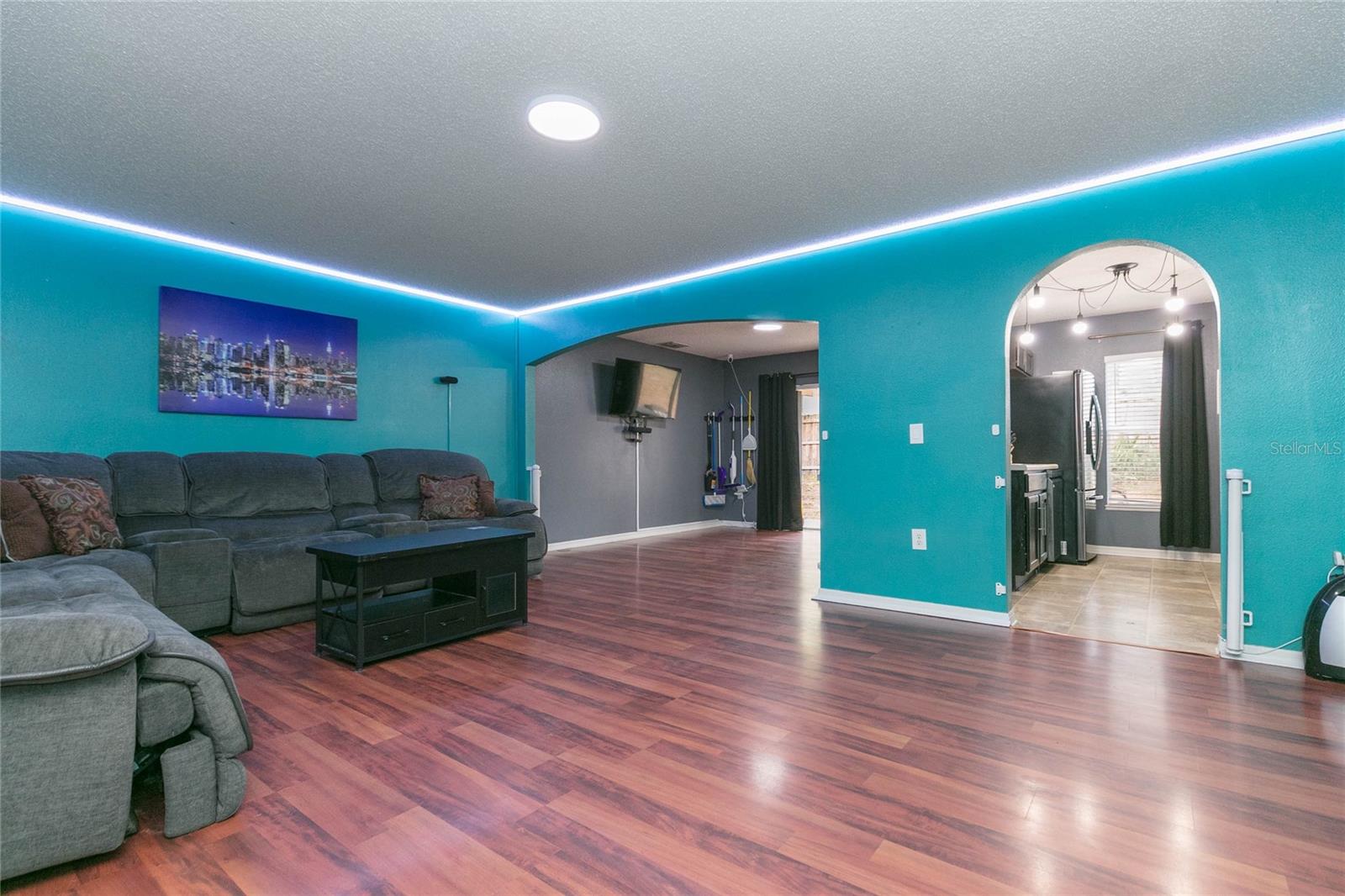 ASHBURN SQUARE TWNHMS - Residential