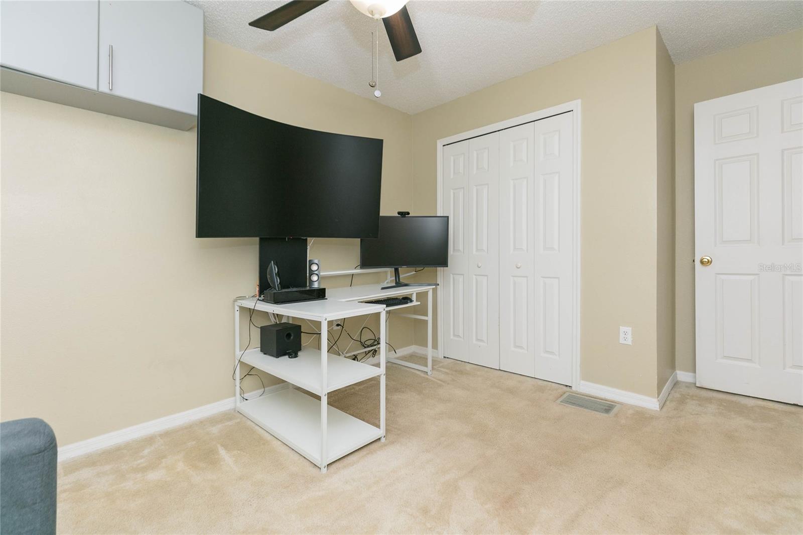 ASHBURN SQUARE TWNHMS - Residential