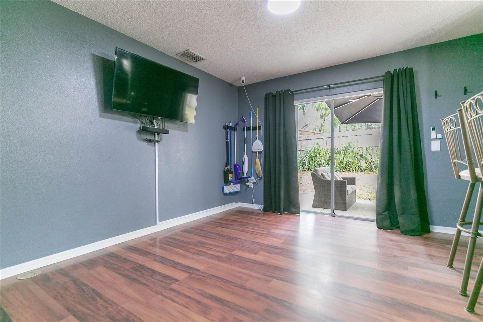 ASHBURN SQUARE TWNHMS - Residential
