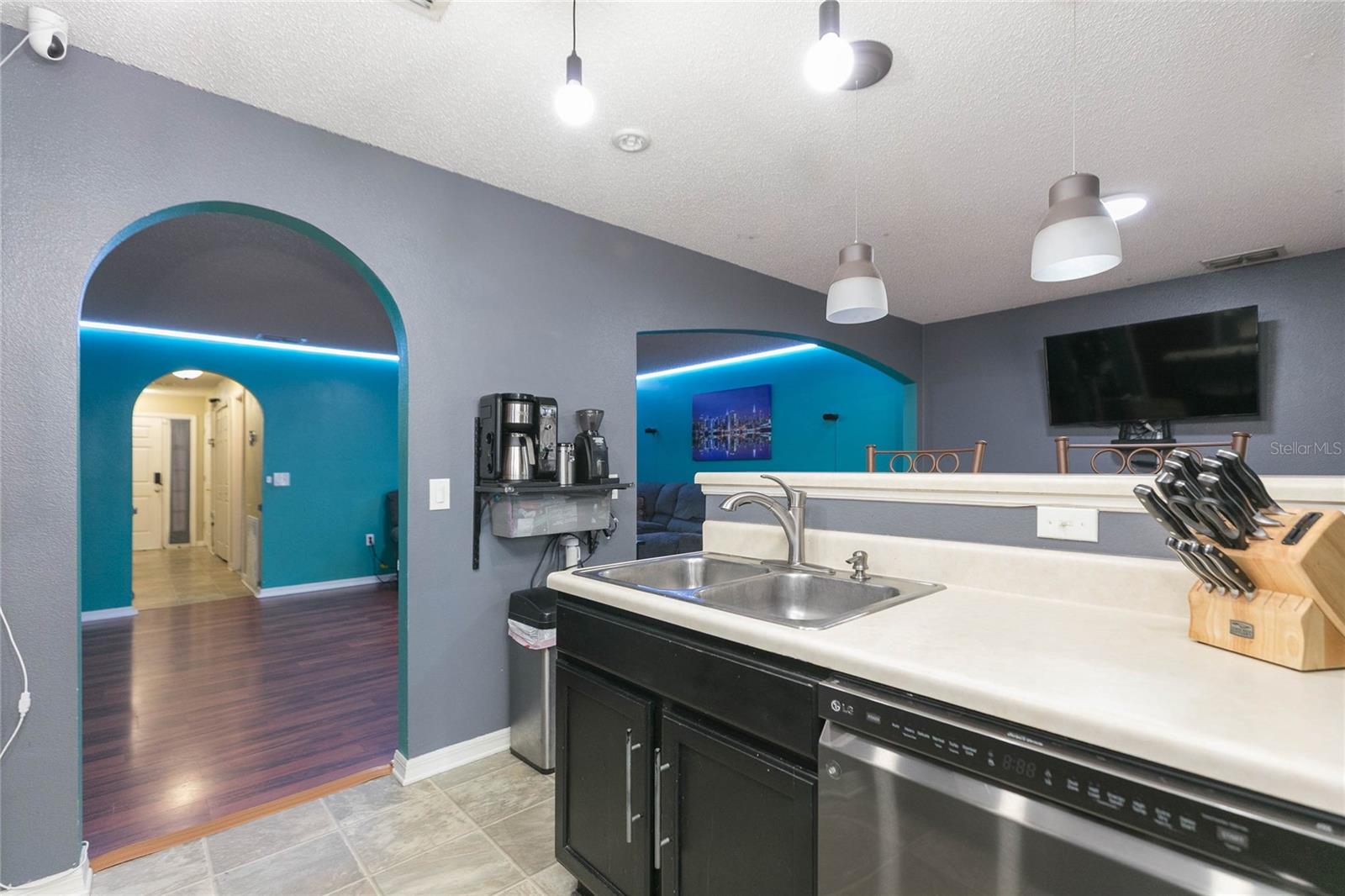 ASHBURN SQUARE TWNHMS - Residential