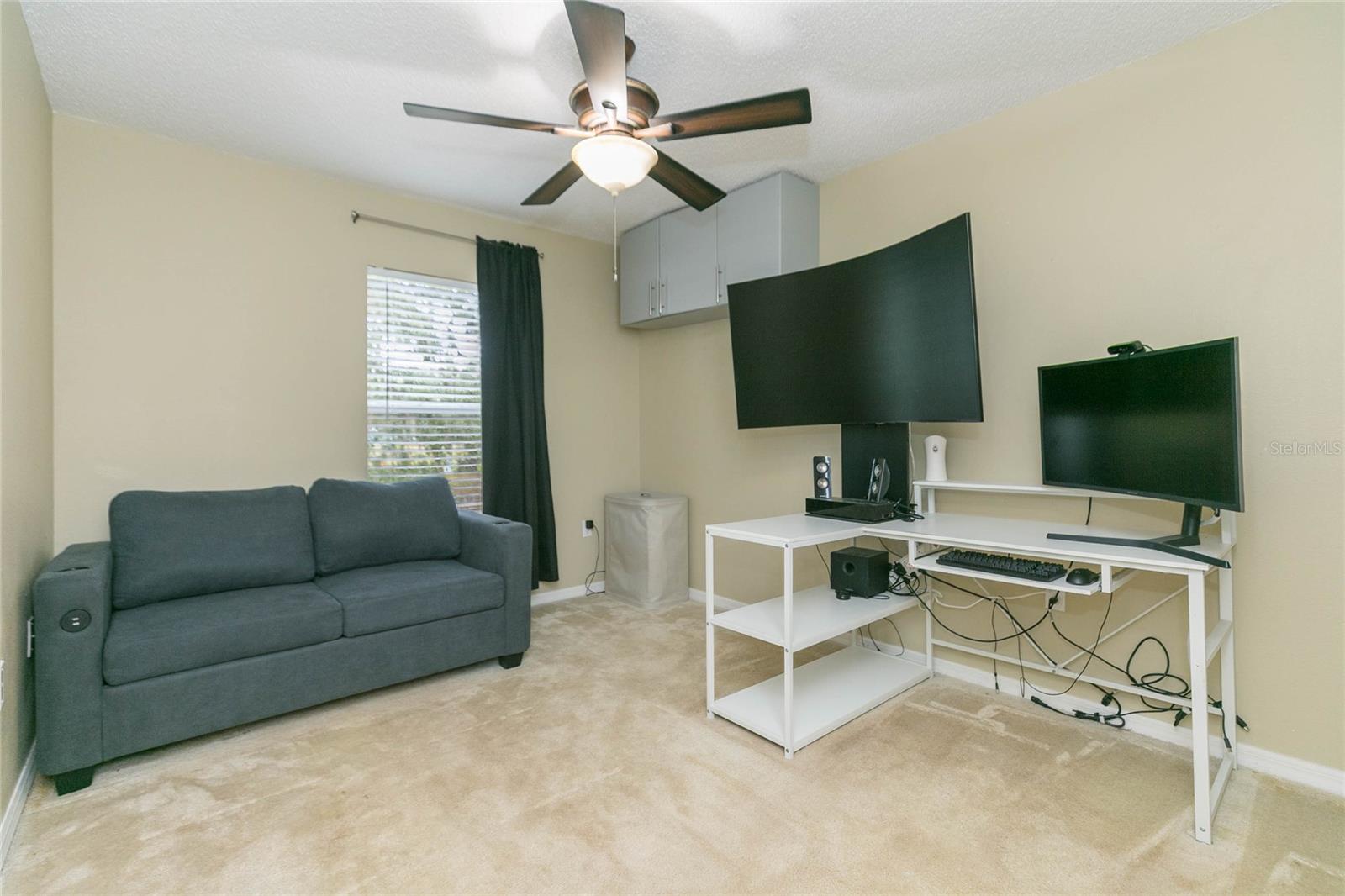 ASHBURN SQUARE TWNHMS - Residential