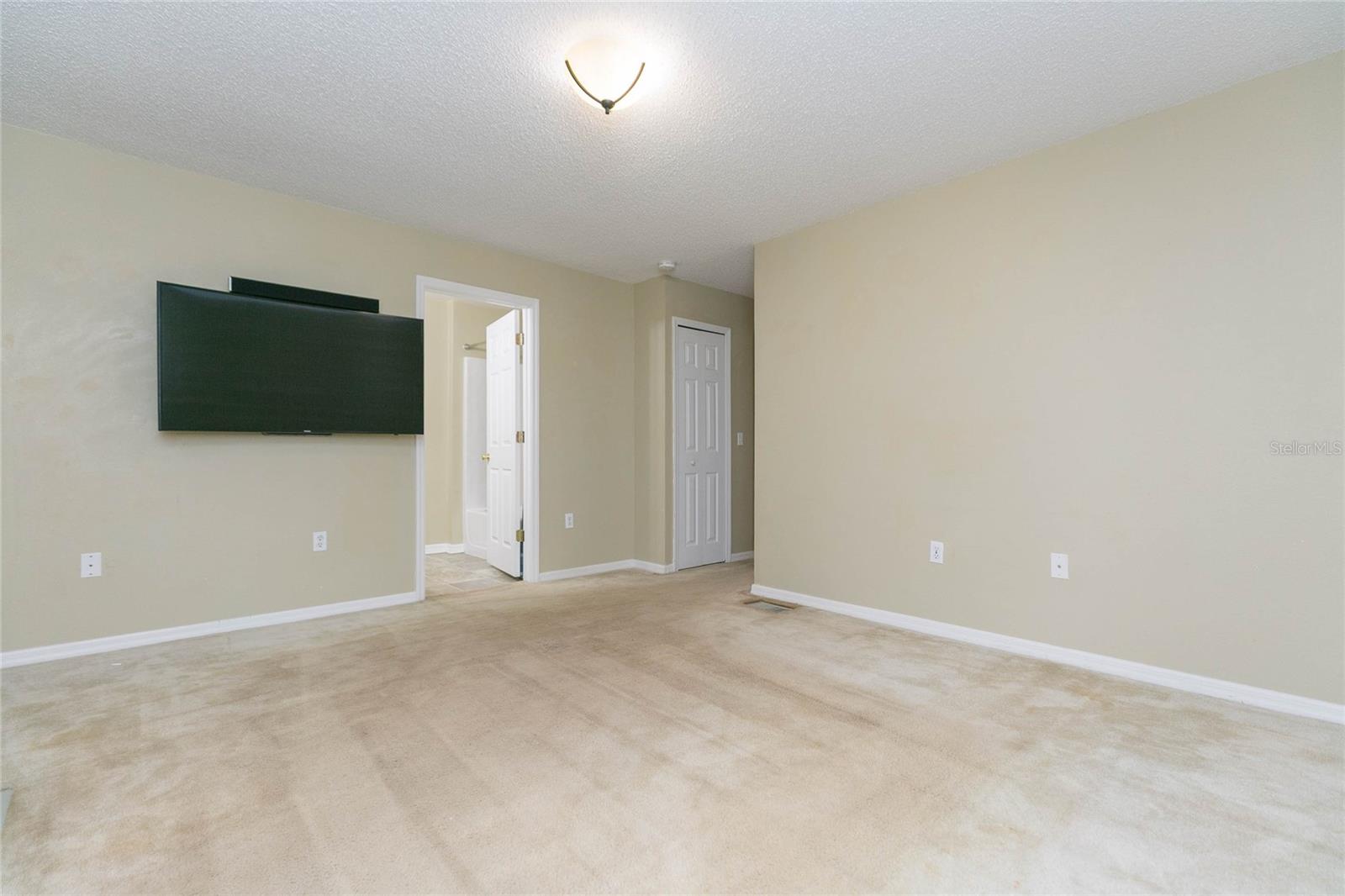 ASHBURN SQUARE TWNHMS - Residential