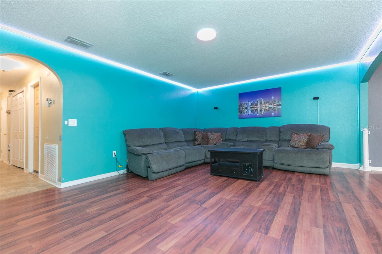 ASHBURN SQUARE TWNHMS - Residential