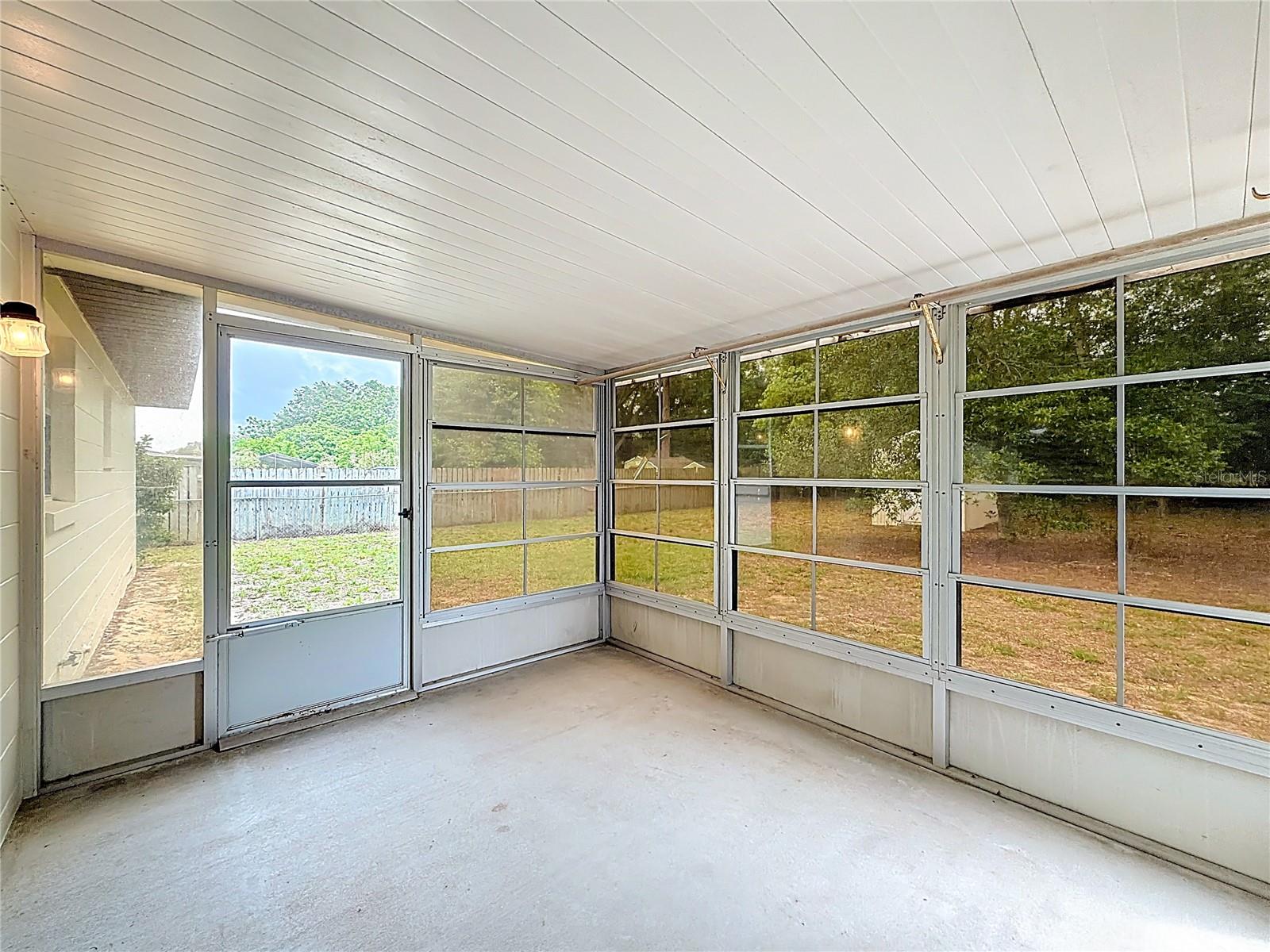 LADY LAKE - Residential