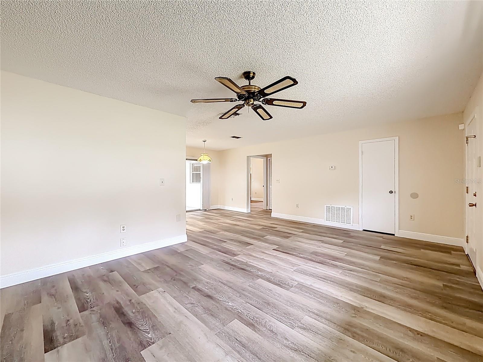 LADY LAKE - Residential