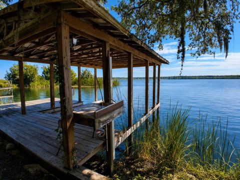 3 beds bed, 2 baths bath property at 4136 Cr 400, Lake Panasoffkee, FL 33538