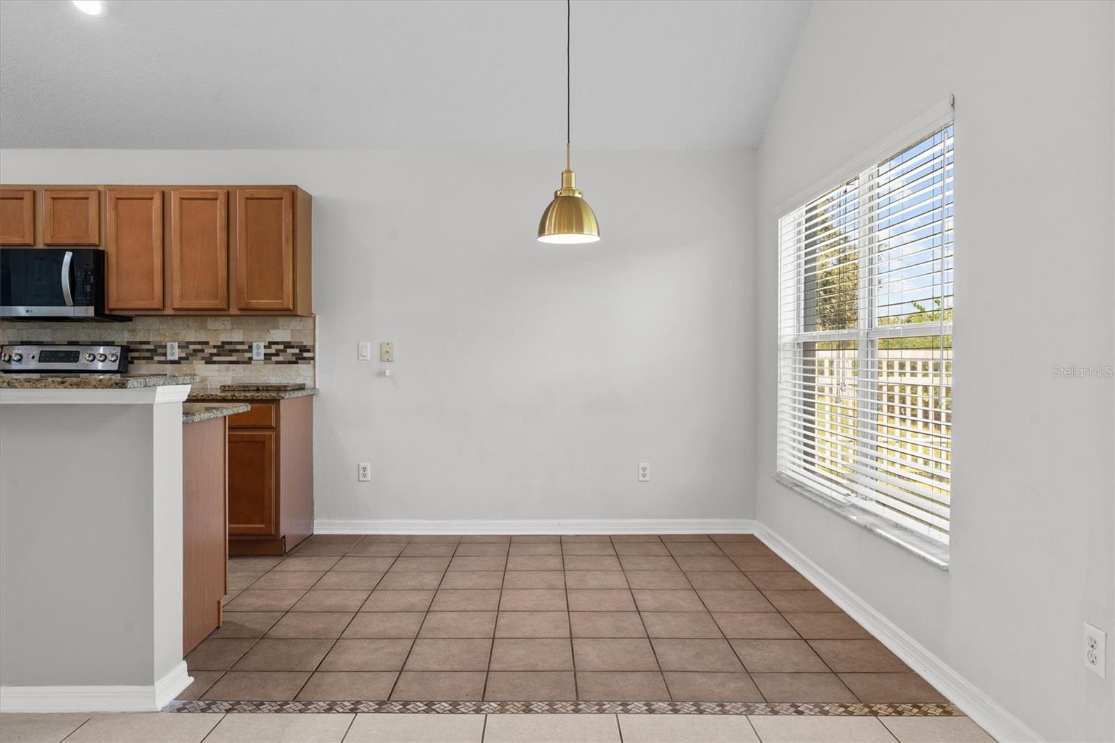 AVALON LAKES PH 01 VILLAGE I & J - Residential Lease