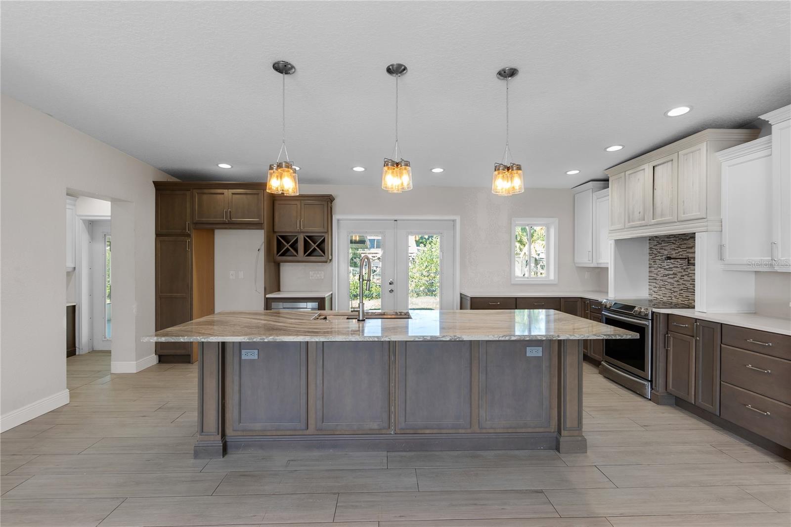 1003; ELLENTON OFF RIVER E OF GREEN BRIDGE - Residential