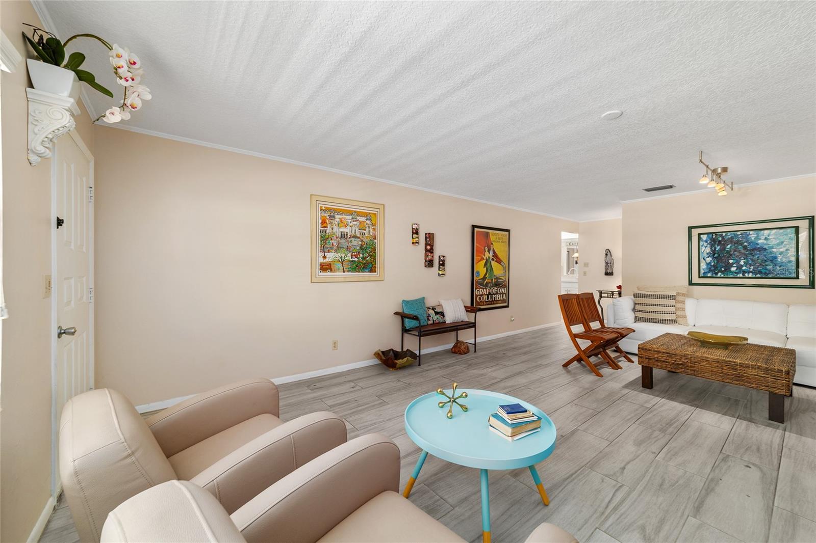 ON TOP OF THE WORLD - Residential