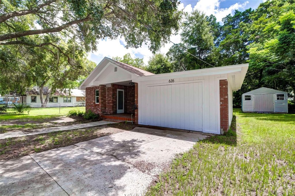 Photo of 616 Powell Street, Wildwood, FL 34785 (MLS # W7879853)
