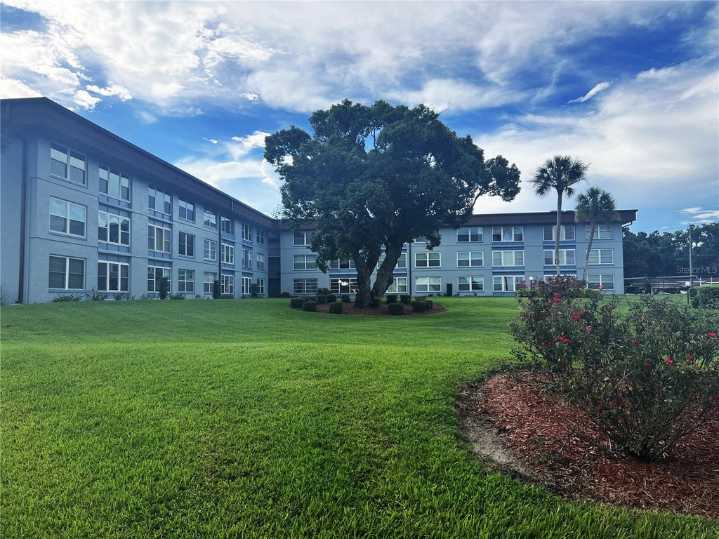 Photo of 333 Lake Howard Drive NW #302B, Winter Haven, FL 33880 (MLS # O6439240)