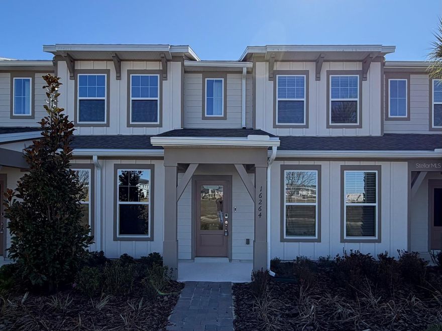 Brand new semi-detached house with enchanting lake views, perfect for those seeking comfort, convenience, and quality of life in one of Florida's fastest-growing regions!

The property features 3 bedrooms, 2 full bathrooms, and 1 powder room, with all bedrooms located upstairs, providing more privacy. The bedrooms have closets and carpeted floors, creating a cozy atmosphere.

The kitchen is modern and functional, equipped with all appliances, wooden cabinets, and a countertop, ideal for everyday use and entertaining guests. The laundry room is also equipped, offering even more convenience. The house has a garage for 2 cars.

Located in the desirable Silverleaf Oaks community, residents enjoy excellent infrastructure with a pool and tree-lined sidewalks, ideal for outdoor walks.

Close to the vibrant historic center of Winter Garden, with its restaurants, cafes, and the famous Farmers Market. Easy access to Florida State Road 429 and Florida State Road 535, facilitating travel to Orlando and the surrounding area. It's just minutes from Hamlin Town Center, with supermarkets, shops, a movie theater, and restaurants, as well as well-regarded schools and parks.

An incredible opportunity to live in an area with constantly increasing property values. Schedule your visit!