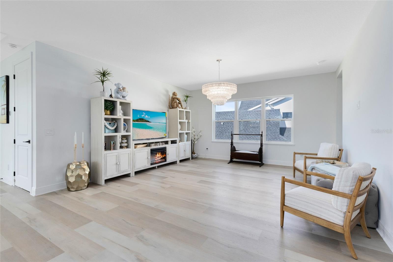 LAUREL POINTE - Residential