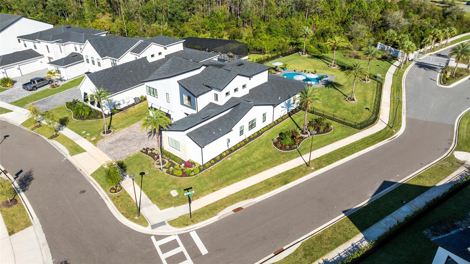 LAUREL POINTE - Residential