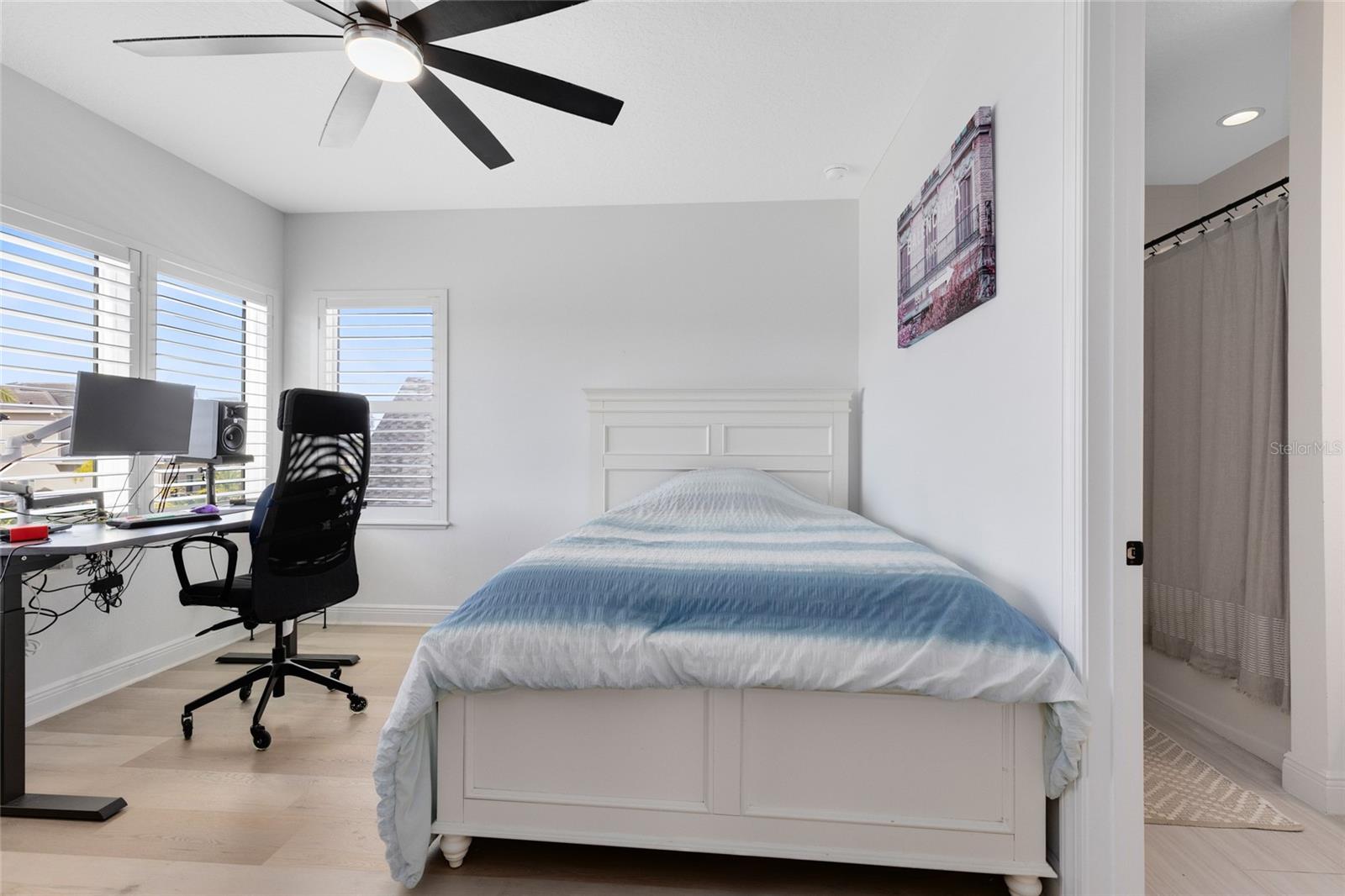 LAUREL POINTE - Residential