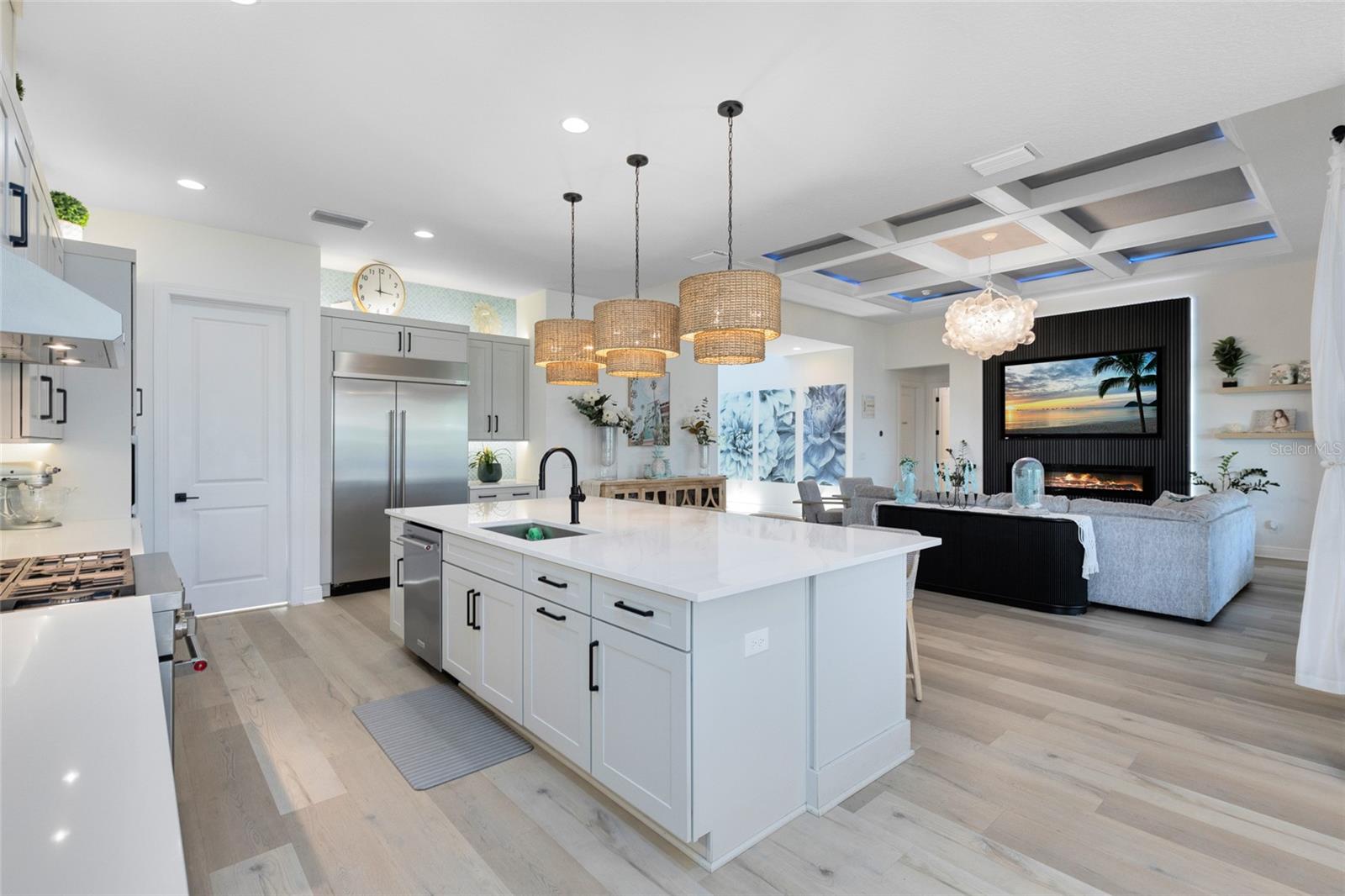 LAUREL POINTE - Residential