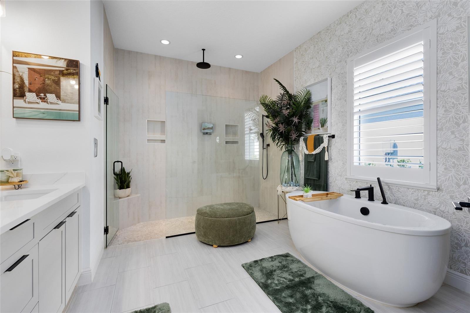 LAUREL POINTE - Residential