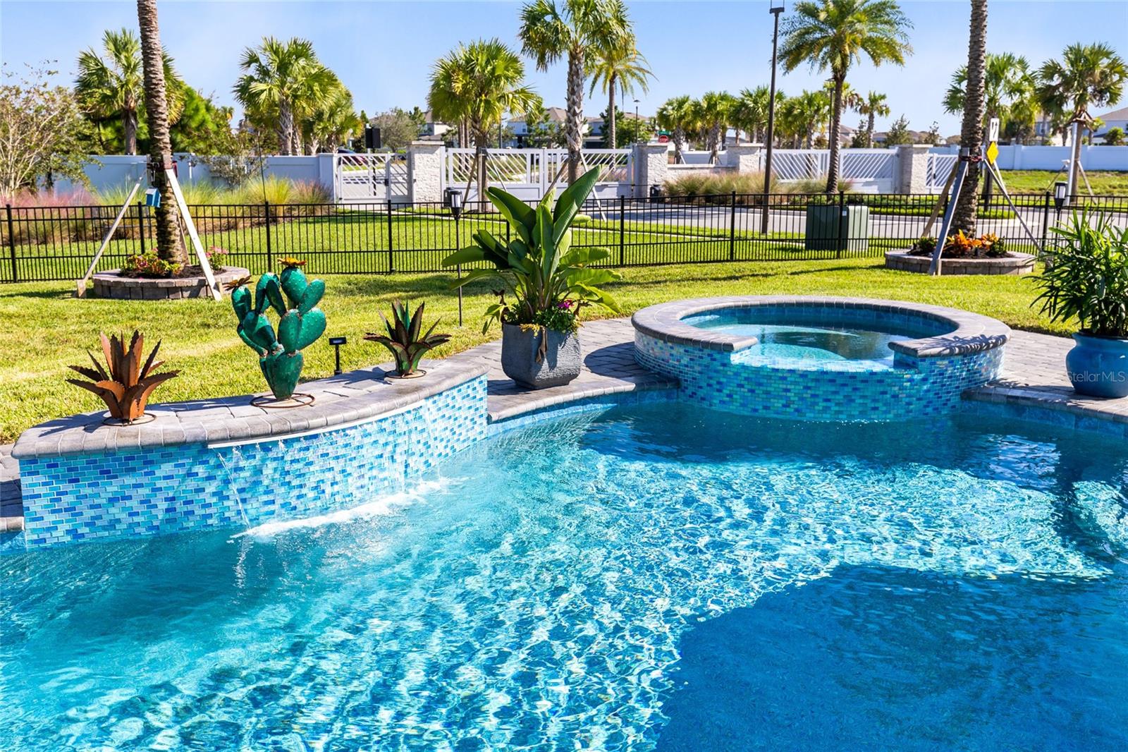 LAUREL POINTE - Residential