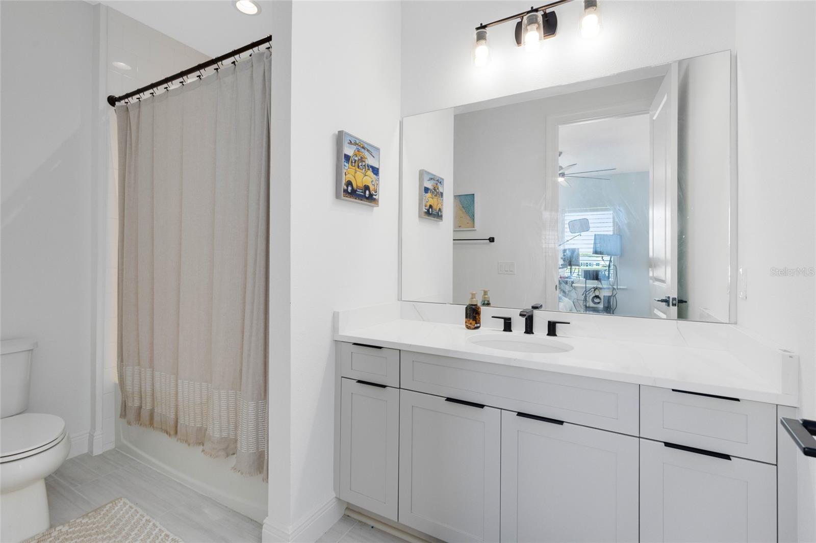 LAUREL POINTE - Residential