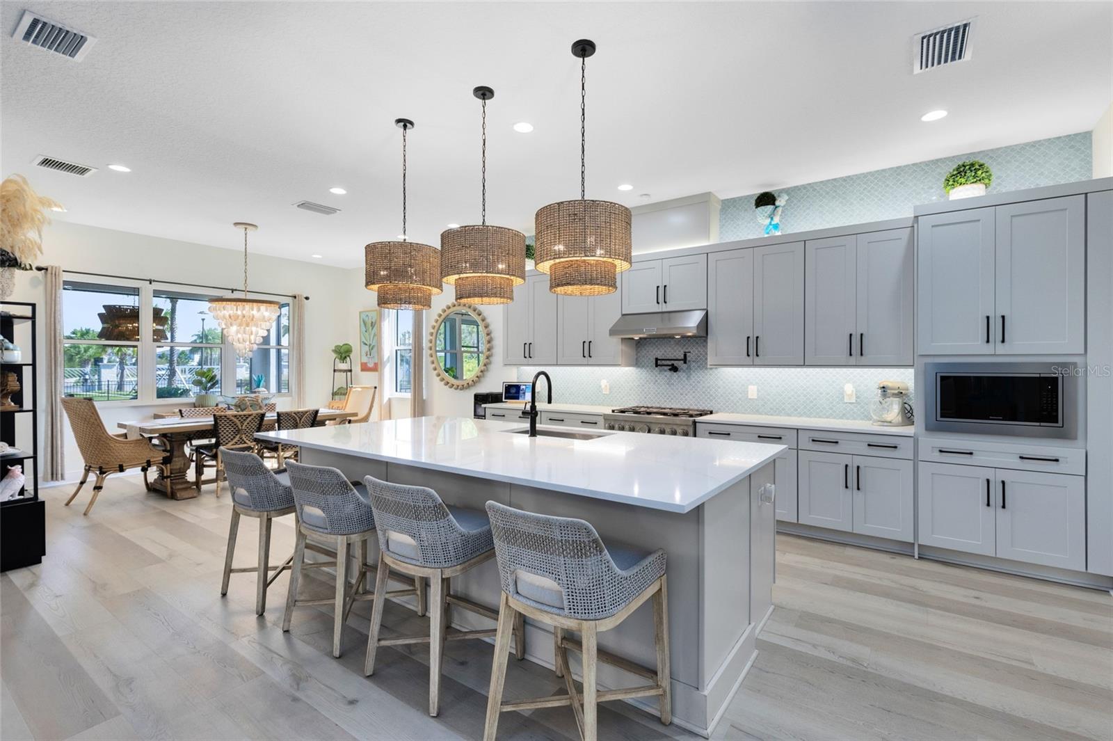 LAUREL POINTE - Residential