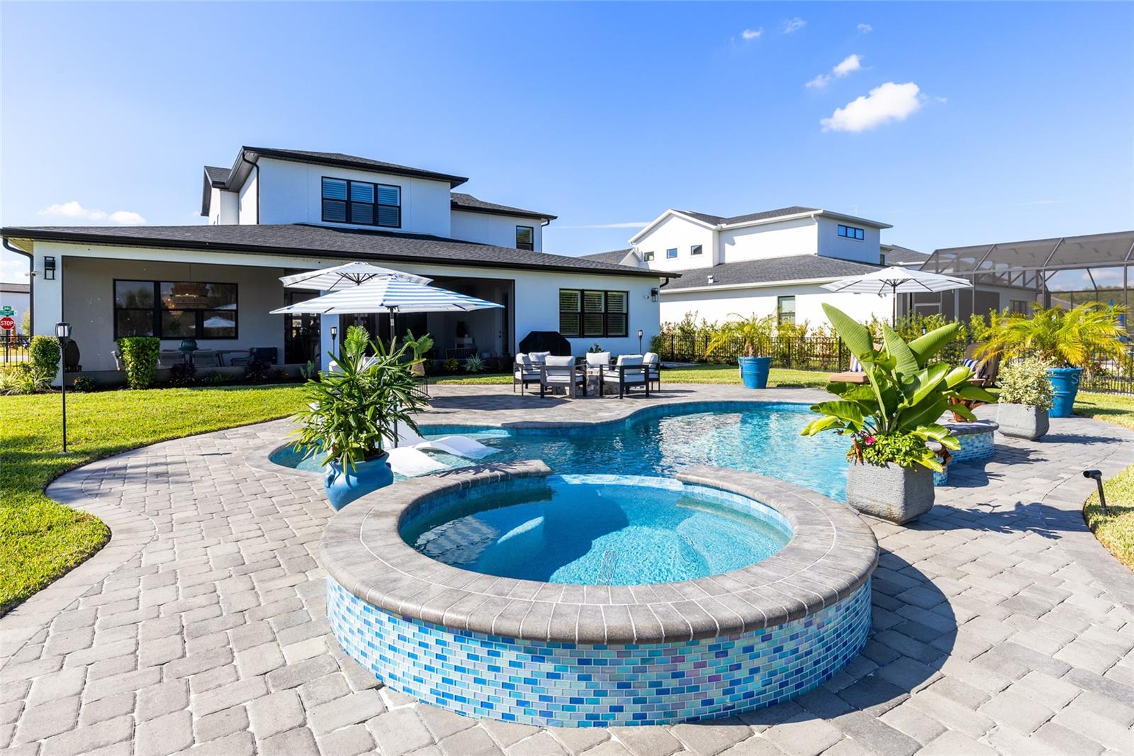 LAUREL POINTE - Residential