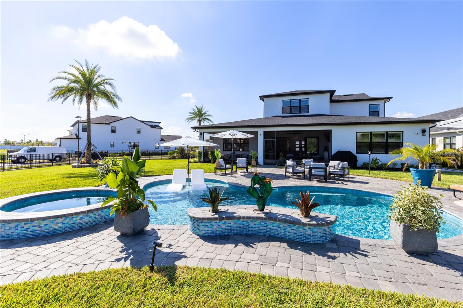 LAUREL POINTE - Residential