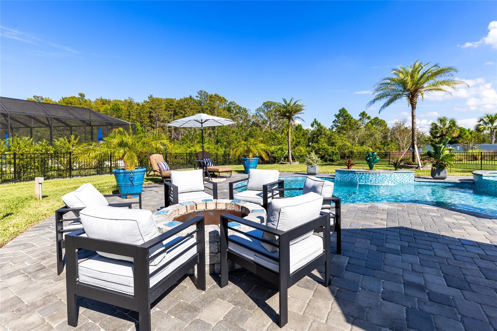 LAUREL POINTE - Residential