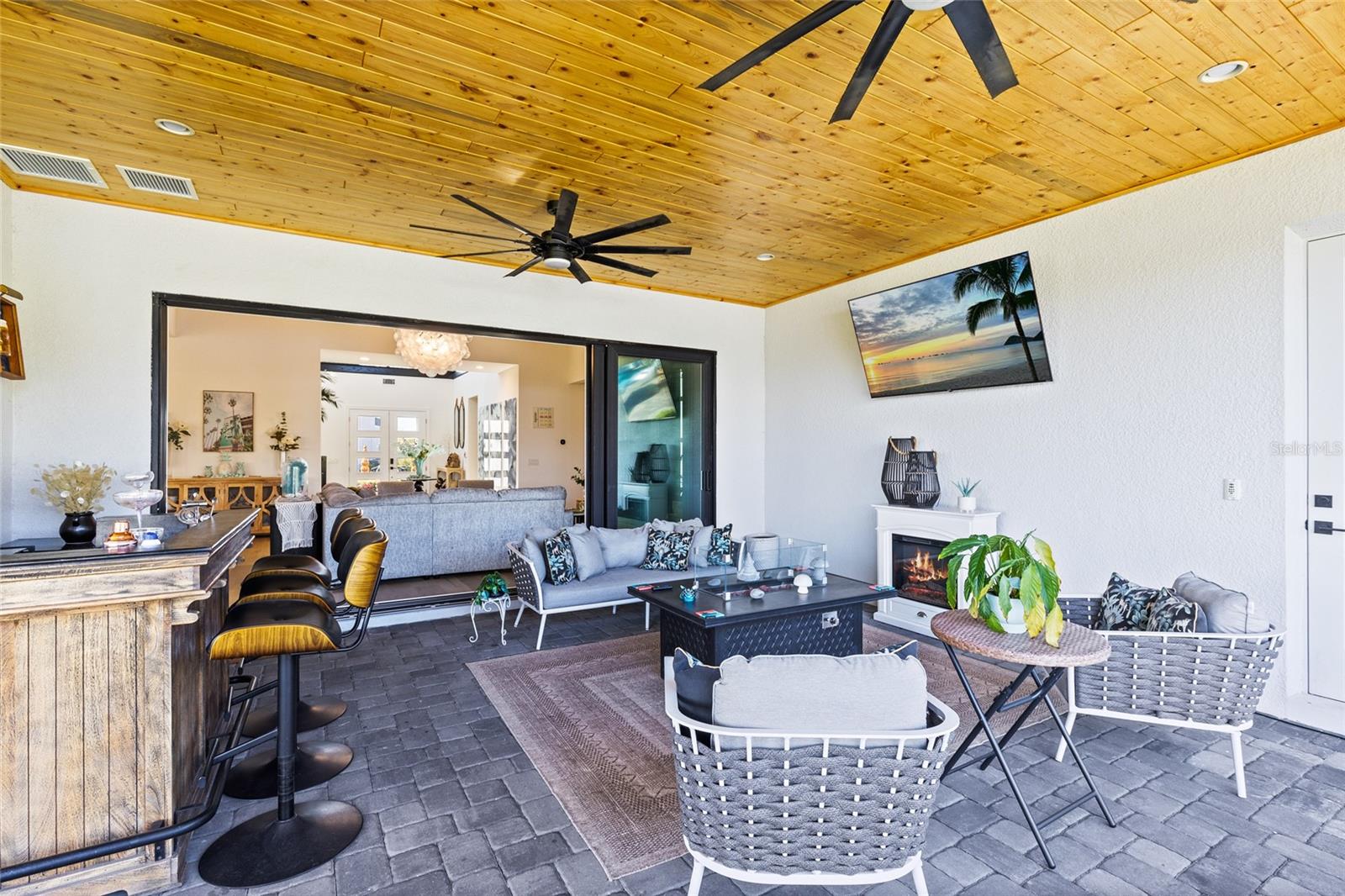 LAUREL POINTE - Residential