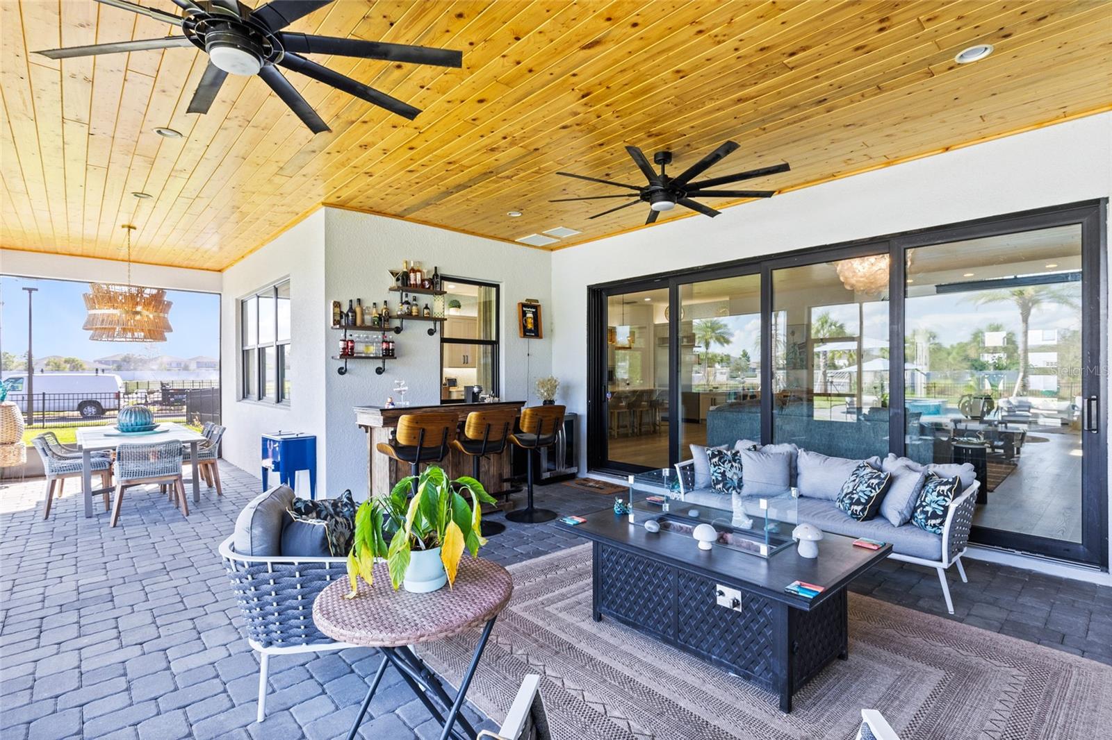 LAUREL POINTE - Residential